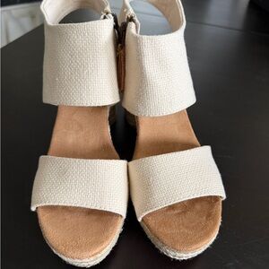 Toms Cream Canvas Espadrille Wedge Sandals like new no flaws size 7.5